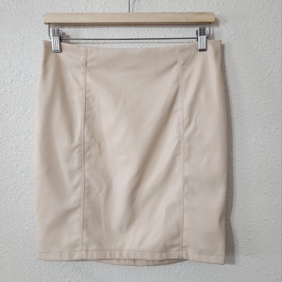 Haute Monde Faux Leather Mini Skirt Size L Cream Zip Closure Trendy Moto - Picture 2 of 8